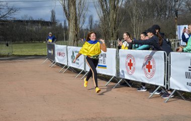 Kyiv 'de yarışan kadın koşucu. Spor ve sağlıklı spor