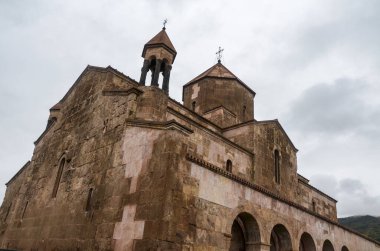 Odzun Manastırı - 6. yüzyılın görkemli anıtı, Ermenistan 'ın kuzeyinde, Lori Eyaleti' nin Odzun köyünün merkezinde.