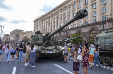 Yanmış ve ezilmiş Rus kendinden güdümlü howitzer 152 mm Msta-S Ukrayna 'da savaşırken yok ediyordu.