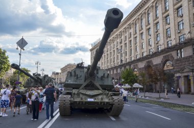 Yanmış ve ezilmiş Rus kendinden güdümlü howitzer 152 mm Msta-S Ukrayna 'da savaşırken yok ediyordu.