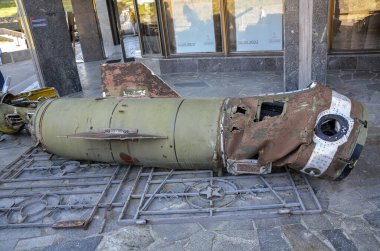 Yok edilen OTR-21 Tochka füzesinin bir parçası Rus işgalciler tarafından Ukrayna topraklarına ateşlendi.