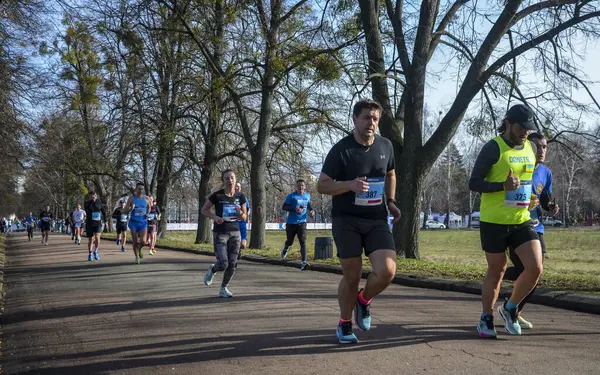 Koşucular spor giyim ve spor ayakkabısı şehir sokaklar boyunca maraton sırasında ile lots