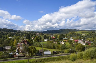 Vadideki Vorokhta köyünü ve Ukrayna 'daki Karpatlar' ı saran demiryolu çevresi