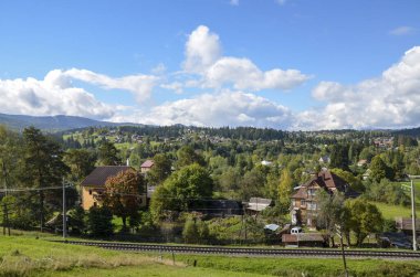 Vadideki Vorokhta köyünü ve Ukrayna 'daki Karpatlar' ı saran demiryolu çevresi
