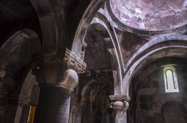 Ermenistan 'ın Lori ilinde bulunan Aziz Astvatsatsin Kilisesi' nin (Kutsal Meryem Ana) kadim Sanahin Manastırı kemerleri.