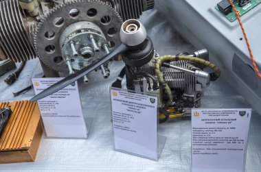 Kyiv 'deki imha edilmiş askeri teçhizatın sergilendiği sergide, nötralize edilmiş Rus keşif aracı Orlan-10 insansız hava aracının benzinli motoru sunuldu