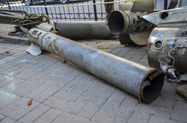 Rus ordusu tarafından işgal sırasında Ukrayna şehirlerine saldırmak için kullanılan top mermilerinin kalıntıları.