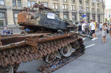Ukrayna 'nın savaş alanlarında imha edilen Rus T-72 tankı, Kyiv' deki imha edilmiş Rus teçhizatı sergisinin bir parçası olarak görülüyor.
