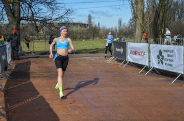 Şehir parkında koşan aktif bir kız sporcu. Sağlıklı bir yaşam tarzı. Kilo kaybı. Şehir maratonu koşusu.