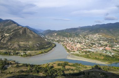 Gürcistan 'daki Jvari manastırından görülen Mtskheta kenti yakınlarındaki Kura ve Aragvi nehirlerinin kesişiminin en üst görüntüsü