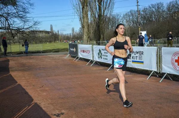 Şehir parkında koşan aktif bir kız sporcu. Sağlıklı bir yaşam tarzı. Kilo kaybı. Şehir maratonu koşusu.