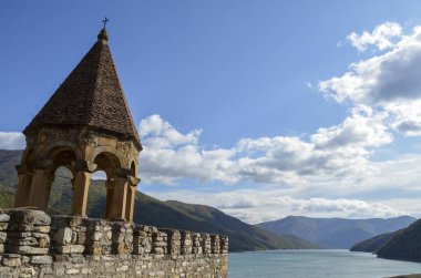 Gürcistan 'daki Gürcistan askeri yolunda Aragvi Nehri üzerindeki Ananuri Kalesi kompleksi 