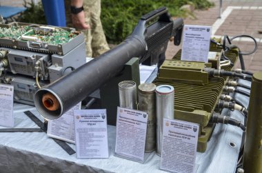 Ele geçirilen Rus İHA silahı LPD-801 UAV 'lerden gelen iletişim kanallarını ve veri iletimini bastırmak ve seyrüsefer kanalını bastırmak için tasarlandı.