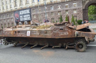 Rus zırhlı özel uçak gemisi MT-LB, imha edilmiş askeri teçhizat sergisinde Ukrayna Silahlı Kuvvetleri tarafından yok edildi.