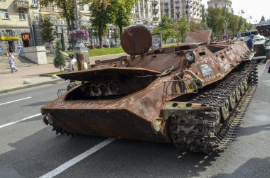 Rus zırhlı özel uçak gemisi MT-LB, imha edilmiş askeri teçhizat sergisinde Ukrayna Silahlı Kuvvetleri tarafından yok edildi.