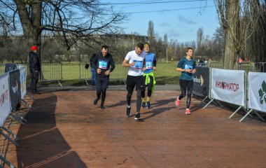 Şehir maratonu sırasında dışarıda koşan bir grup genç sporcu. Sokakta spor yapıyor. Sağlıklı yaşam tarzı kavramı.