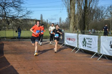 Şehir maratonu sırasında dışarıda koşan bir grup genç sporcu. Sokakta spor yapıyor. Sağlıklı yaşam tarzı kavramı.