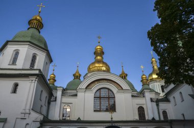Ukrayna 'nın en dikkate değer mimari eserlerinden biri olan Aziz Sophia Katedrali' nin ana girişi ve Ukrayna 'nın Ukrayna' da bulunan resmi Kievan Rusçası.