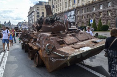 BTR-82A zırhlı personel taşıyıcı modern Rus APC 'lerinin en son örneklerinden biri topçu saldırısı sonucu imha edildi.