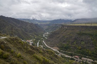 Derin ve uzun renkli ağaçlar Debed nehrinin yamaçlarında bulutlu bir sonbahar günü, Ermenistan