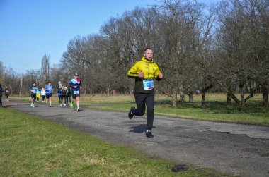 Şehirde koşan maraton sırasında çok sayıda sporcu. fitness ve sağlıklı yaşam tarzı konsepti 