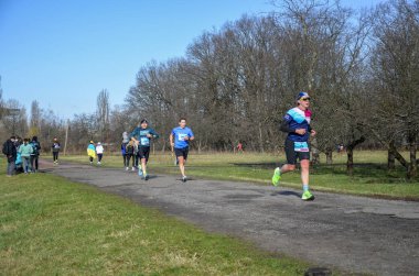 Şehirde koşan maraton sırasında çok sayıda sporcu. fitness ve sağlıklı yaşam tarzı konsepti 