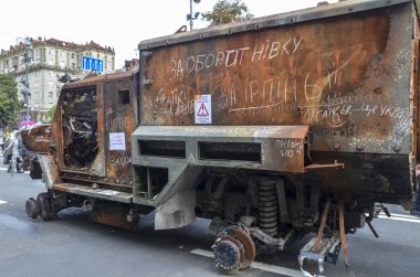 Rus silahlı kuvvetlerinden BMM Linza, Ukrayna silahlı kuvvetleri tarafından yok edildi ve Kyiv 'in merkezindeki Khreschatyk Caddesi' nde sergilendi. 