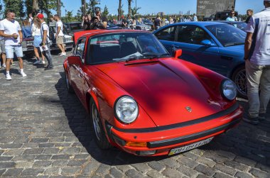 Klasik kırmızı klasik lüks spor araba Porsche 911 carrera g-series (ikinci nesil) 1984 Kyiv 'deki klasik araba sergisinde sunuldu