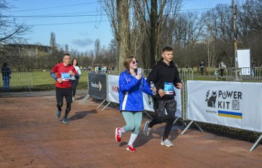 Grup atletleri şehir maratonunda koşan erkek ve kadınlar. Fitness ve sağlıklı aktif yaşam tarzı
