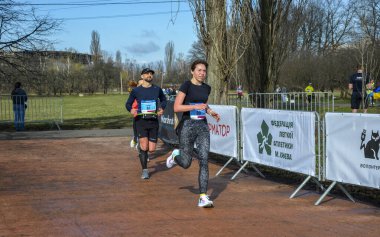 Grup atletleri şehir maratonunda koşan erkek ve kadınlar. Fitness ve sağlıklı aktif yaşam tarzı