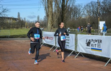 Grup atletleri şehir maratonunda koşan erkek ve kadınlar. Fitness ve sağlıklı aktif yaşam tarzı