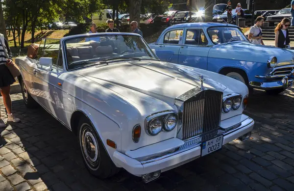 Lüks beyaz koleksiyon. Üstü açılabilir Rolls-Royce Corniche. Sadece 5 bin kopyası üretildi.