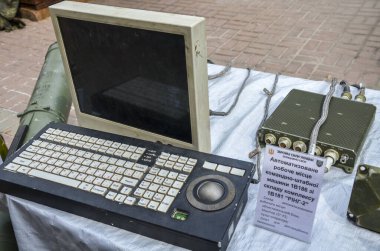 Halka-2 kompleksindeki Rus komuta ve personel makinesinin Kyiv 'deki imha edilmiş askeri teçhizat sergisinde sunduğu otomatik iş yeri.