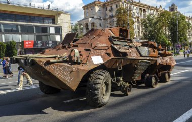 R-149BMR KUSHETKA-B komuta ve personel aracı (Rus Federasyonu) Kyiv 'deki Khreschatyk Caddesi' nde yıkılmış Rus ekipmanlarının sergilendiği sergide sergileniyor.