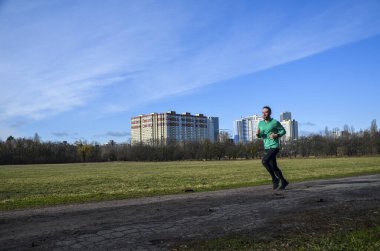 Bir grup sporcu şehir maratonunda koşuyor. Spor, spor ve sağlıklı yaşam tarzı konsepti