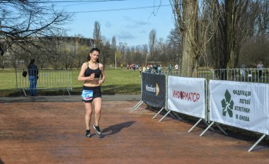 Şehir parkındaki koşu yarışında kadın sporcu. fitness ve sağlıklı yaşam tarzı konsepti