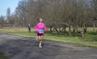Şehir parkındaki koşu yarışında kadın sporcu. fitness ve sağlıklı yaşam tarzı konsepti