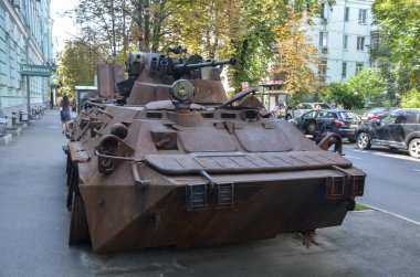 Rus işgalcilerin zırhlı personel taşıyıcısı BTR-82A topçu saldırısı sonucu yok edildi.