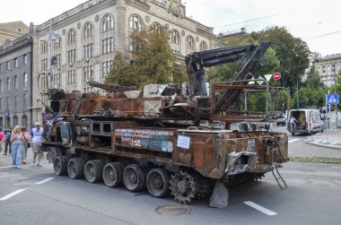 Rus Hava Kuvvetleri Nakliye Aracı Ereksiyon Fırlatıcı 9A39 'dan geriye kalan hava füze sistemi Buk Kyiv' de yanan ve sergilenen ateşle yok edildi.