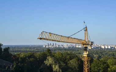 Arka planda sol bölge bankası olan yüksek inşaat vinci. Ukrayna 'nın Kyiv kentsel silueti 