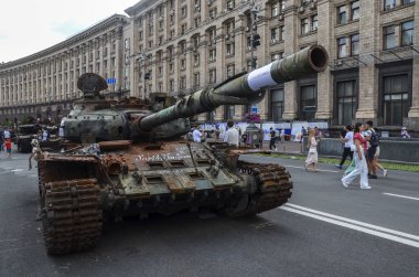 1989 yılında Ukrayna 'nın savaş alanlarında yok edilen Rus T-72-B3 tank modeli, Kyiv' deki imha edilmiş Rus teçhizatı sergisinin bir parçası olarak görülüyor. 
