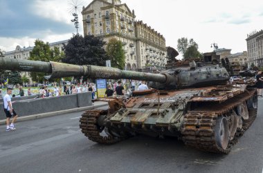 1989 yılında Ukrayna 'nın savaş alanlarında yok edilen Rus T-72-B3 tank modeli, Kyiv' deki imha edilmiş Rus teçhizatı sergisinin bir parçası olarak görülüyor. 
