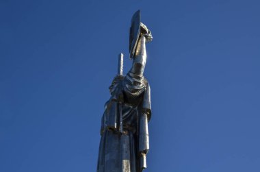 Kyiv 'deki Ukrayna Ana heykeli çekiç ve orak sembolünü kaybetti ve yerine ülkenin üç çatallı mızrak armasını koydu.