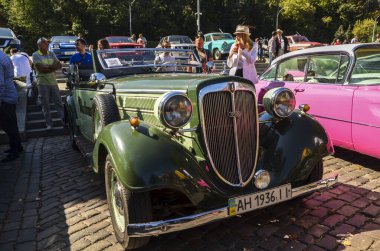 Audi Front UW 225 önden çekişli 1936 model Cabriolet Kyiv 'deki tarihi mitingde sunuluyor.