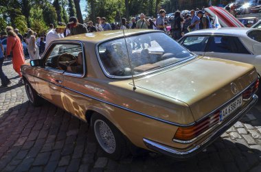 1982 'de Kyiv' deki klasik araba fuarında yönetici lüks bej Alman Mercedes-Benz 230 CE Otomatik
