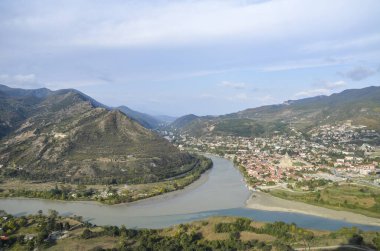Jvari manastırından Gürcistan 'ın Mtskheta kenti yakınlarındaki Kura ve Aragvi nehirlerinin kesişimine manzara