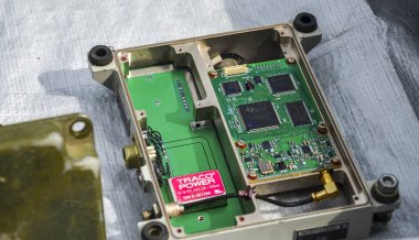 Kyiv 'deki imha edilmiş Rus askeri teçhizatı sergisinde GLONASS uydu navigasyonu (GPS) elektronik ünitesi