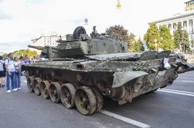 Yanmış bir Rus tankı T-90A Ukrayna 'nın başkenti Kyiv' de yıkılmış Rus askeri araçlarının sergisinde 4 milyon dolara mal oldu.