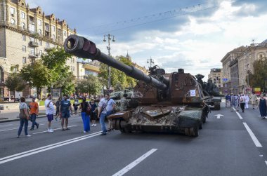 Kyiv 'deki Khreshchatyk caddesinde Rus askeri teçhizatının sergilendiği bir sergide Msta-S' nin yanmış ve tahrip edilmiş şekilde sergilendi.