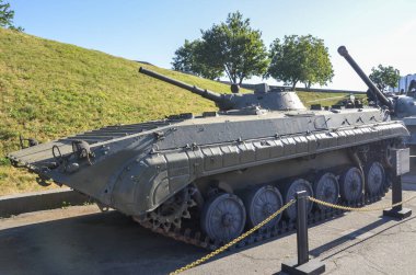 Birinci nesil piyade aracı BMP-1 (IFV). Dünyanın ilk seri üretimi amfibik IFV 'yi izledi. 1966 'dan 1983' e kadar SSCB tarafından üretildi. 